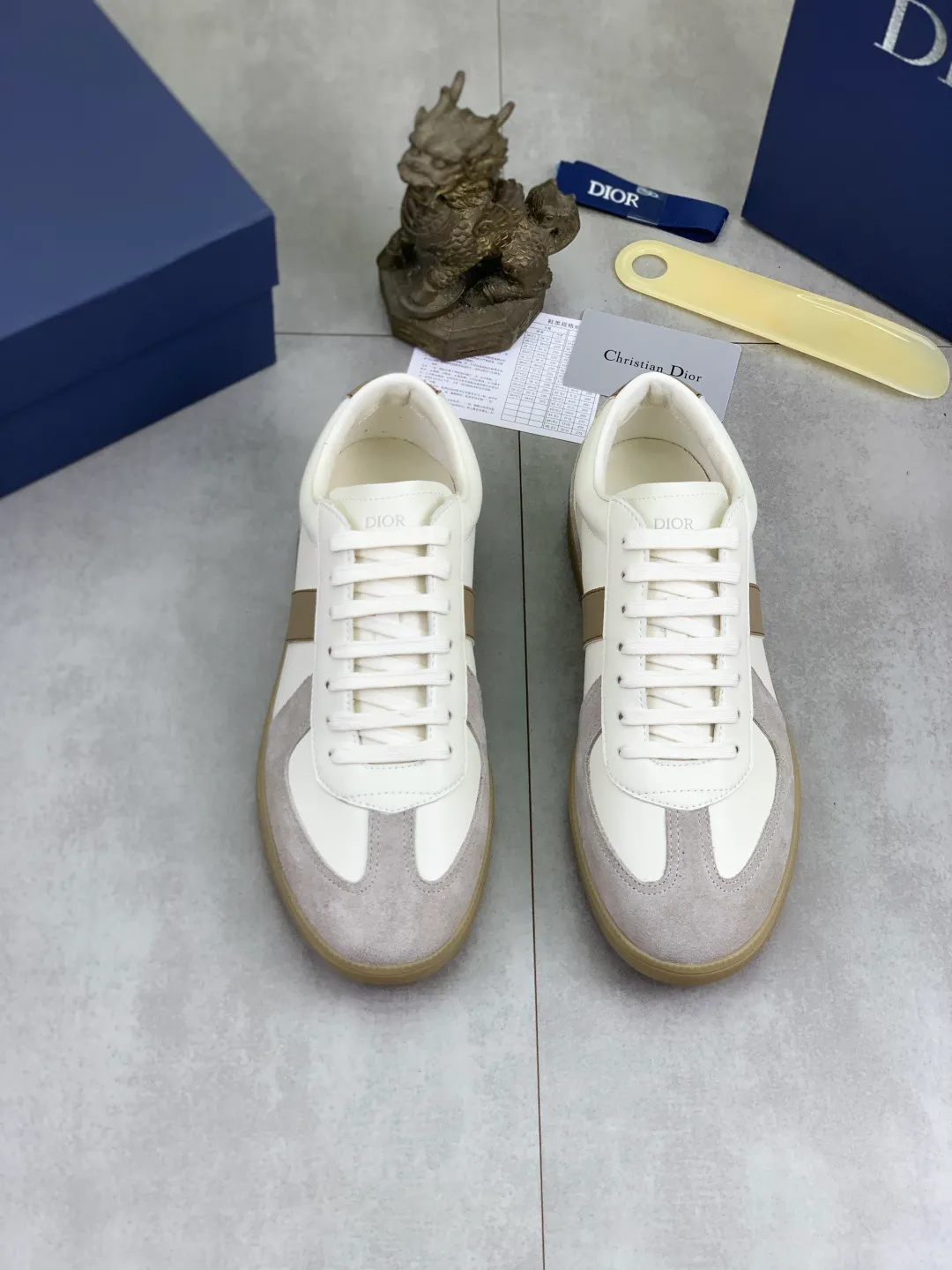 Men's shoes 💰P360 New Dior B01 moral training shoes, white first-layer cowhide, original molded outsole. New to the fall collection, this sneaker marks the return of a Dior classic, reinterpreted in a stylish and elegant silhouette. Crafted from white smooth first-grain cowhide with a tonal silk sheepskin lining, it features the Dior logo on the tongue and inner sides, and a CD icon on the heel. Paired with Tpu anti-slip soles of the same color, it can be matched with various styles to create a sophisticated look.  Code number: 38-44